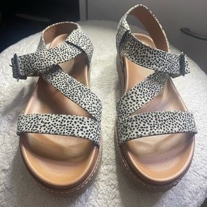 Universal thread sandals